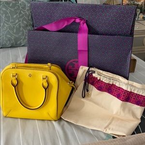Tory burch include  dust bag and  box